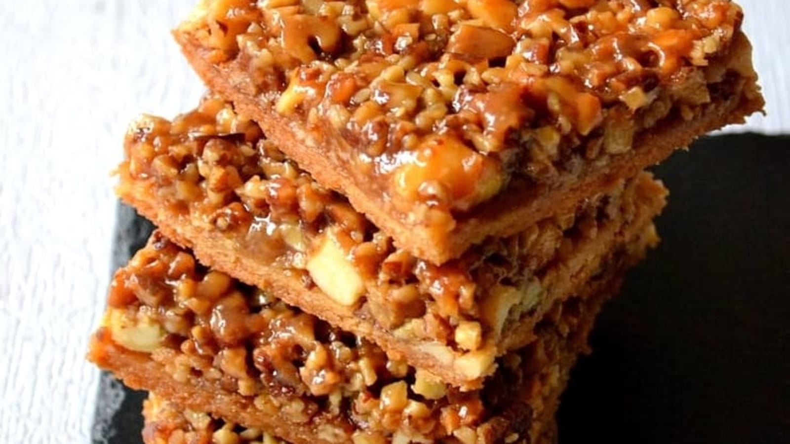 Carrés aux amandes, noix de pécan et miel