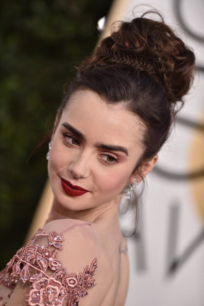 Le chignon tress&eacute; de Lily Collins
