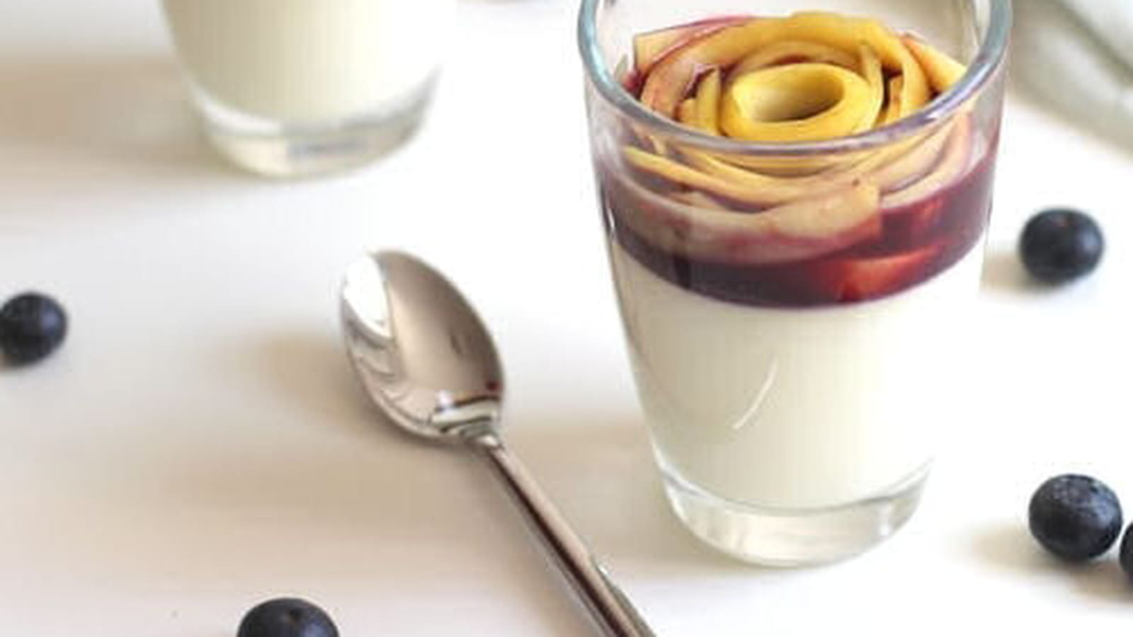Panna cotta au chocolat blanc, mangue et myrtilles