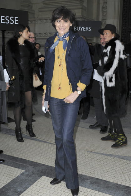 Inès de la Fressange en top moutarde, jean &eacute;vas&eacute; et foulard nou&eacute; autour du cou