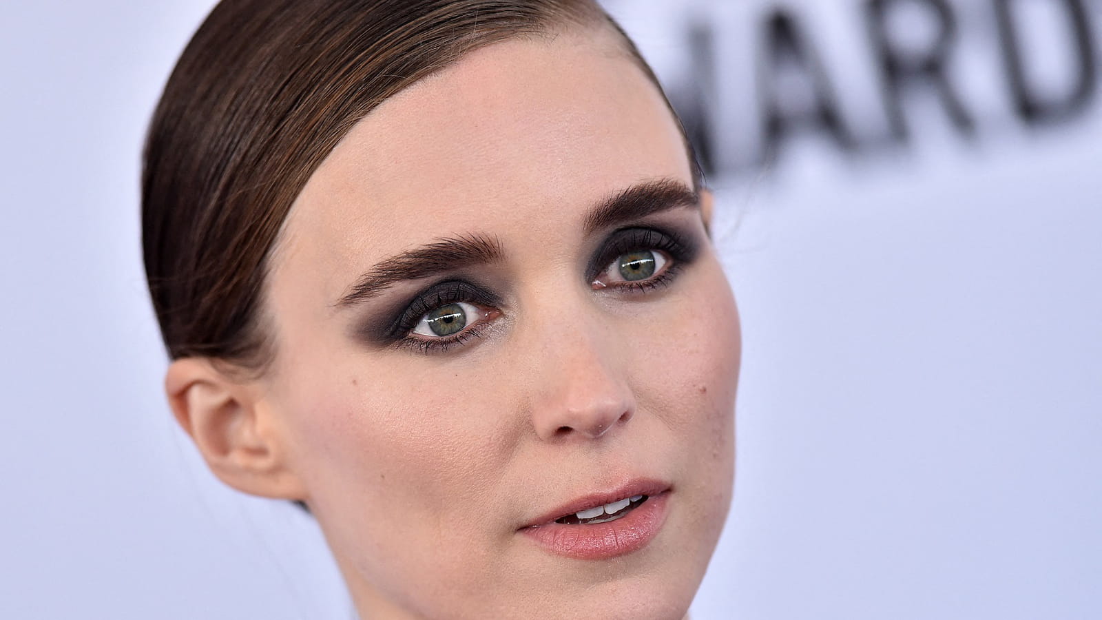 Rooney Mara, avec ses cheveux bruns