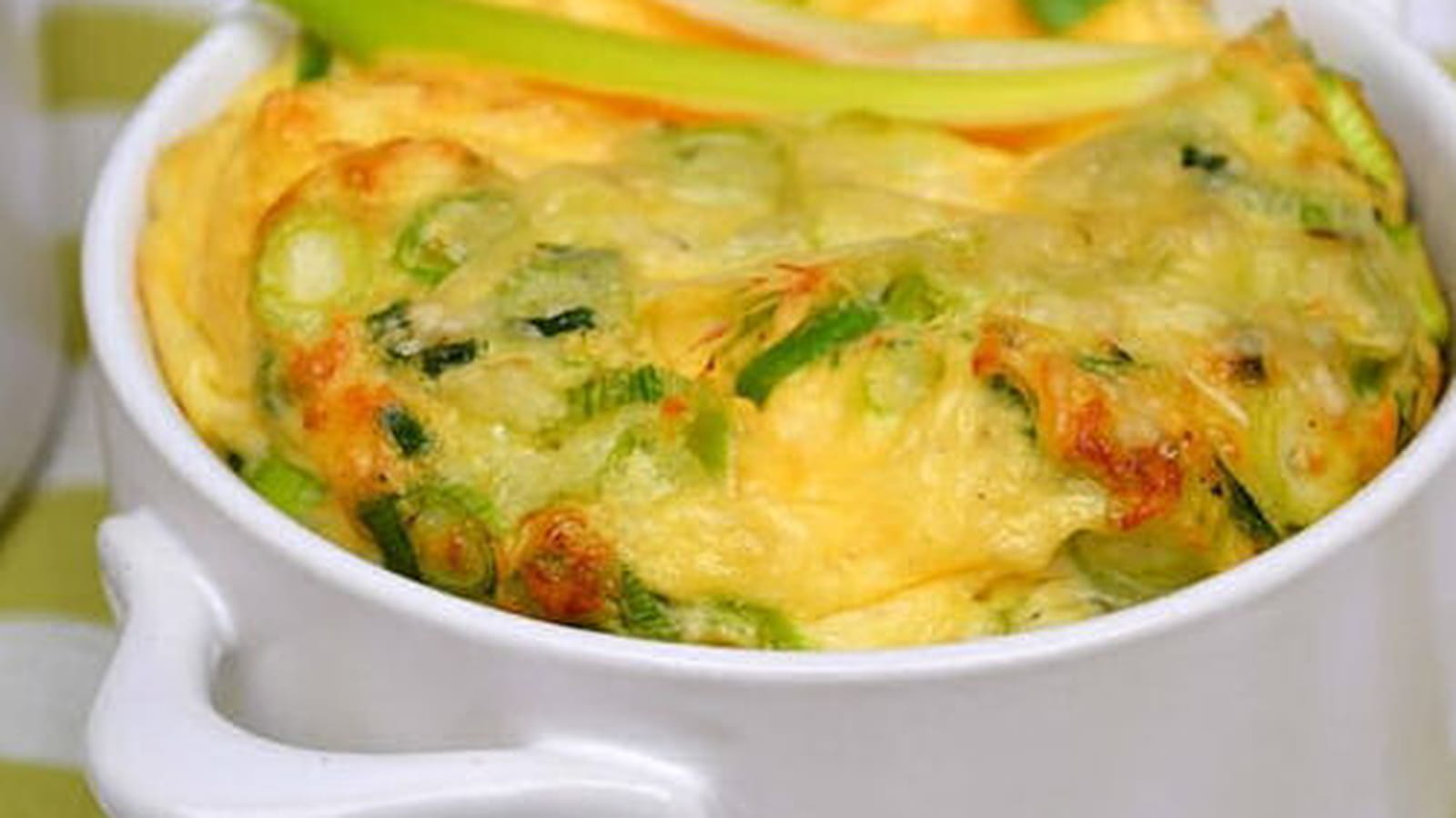 Omelette soufflée en cocottes, aux jeunes oignons et à la ciboulette