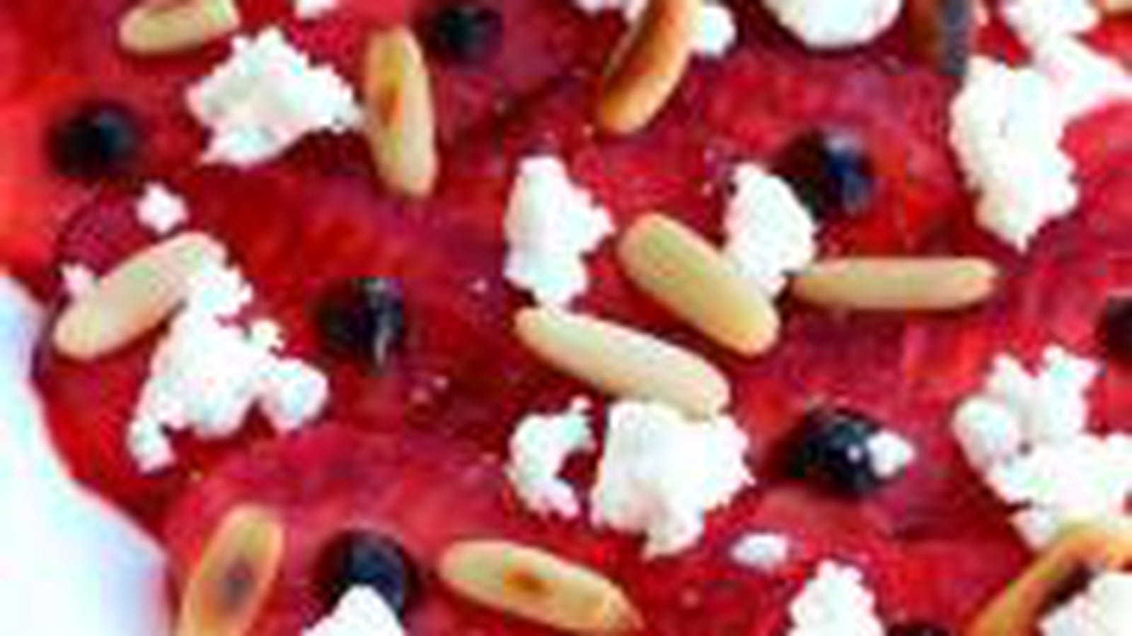 Carpaccio fraises feta pignons