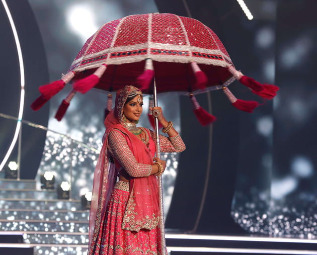 Harnaaz Sandhu avec son costume national