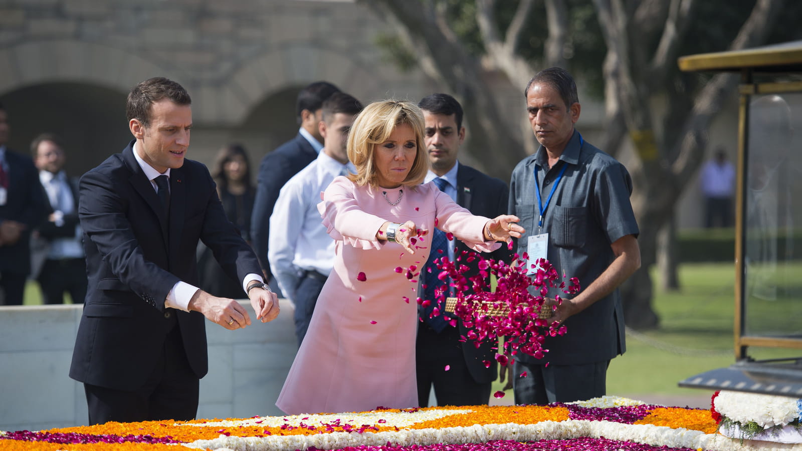 Lancé de pétales au mémorial Raj Ghat 