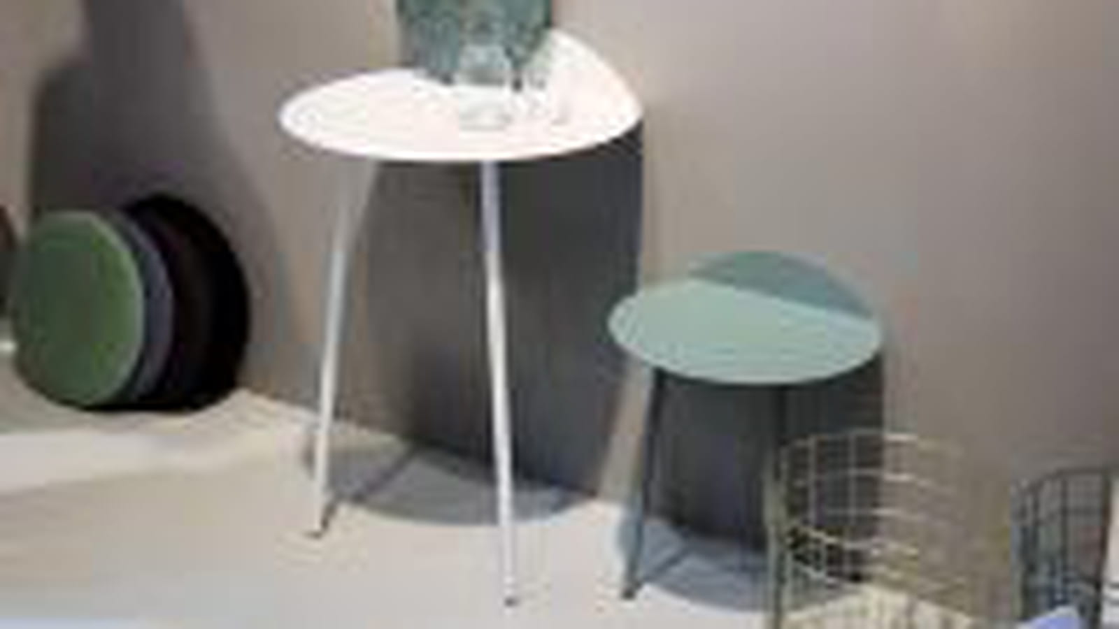 Table de mur Yeh chez Menu