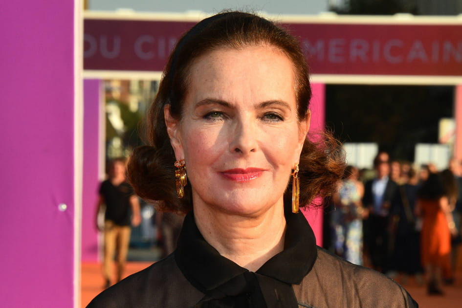 Carole Bouquet, distingu&eacute;e avec son carr&eacute; r&eacute;tro