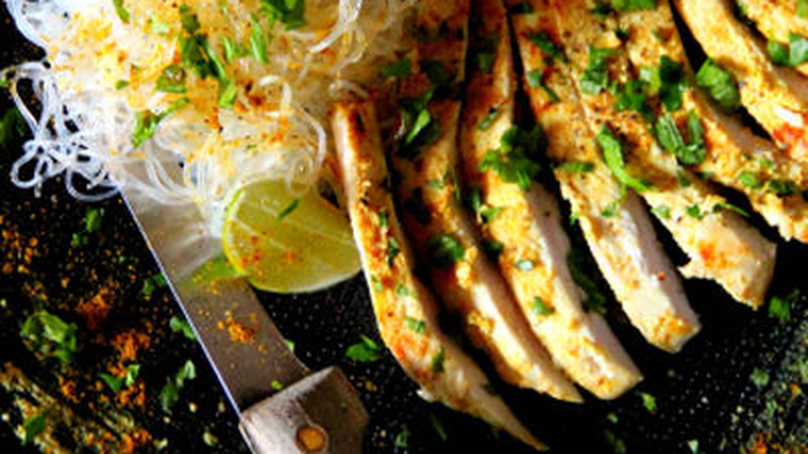 Escalope de dinde marinée à l’indienne, nouilles de soja