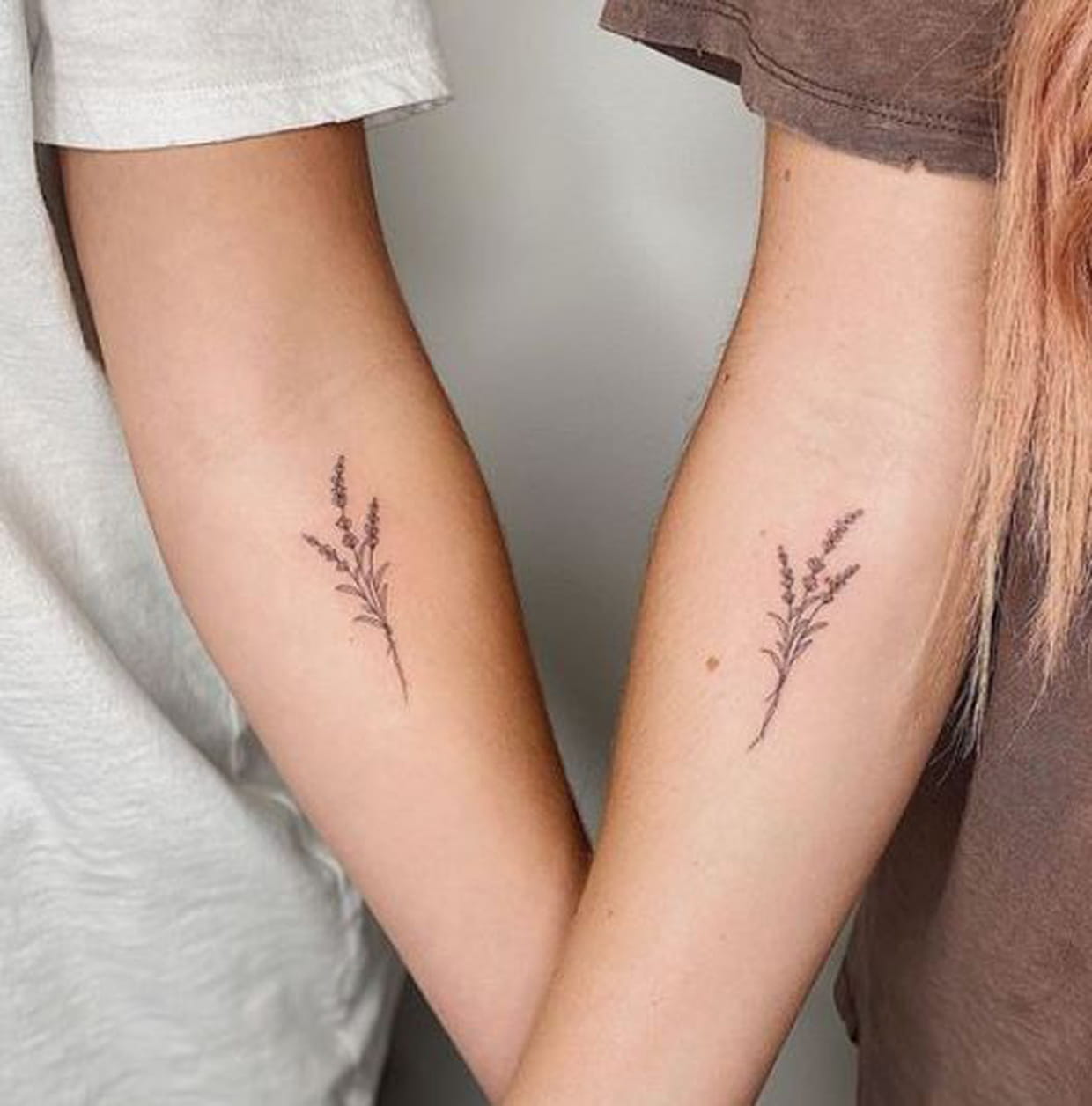 Tatouage Lavande Noir Et Blanc Bouquet de lavande sur l'avant-bras