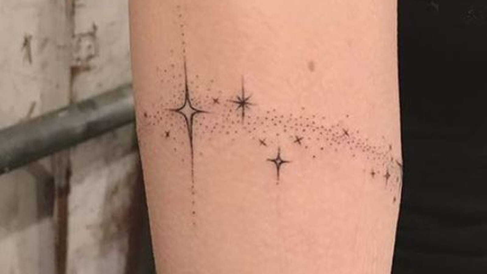 Traînée d'étoiles autour du bras