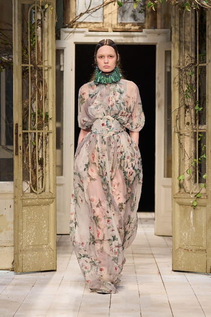 Robe vaporeuse &agrave; fleurs aper&ccedil;ue sur le d&eacute;fil&eacute; Antonio Marras