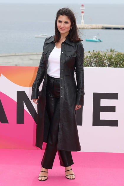 Géraldine Nakache en trench long en cuir et pantalon flare