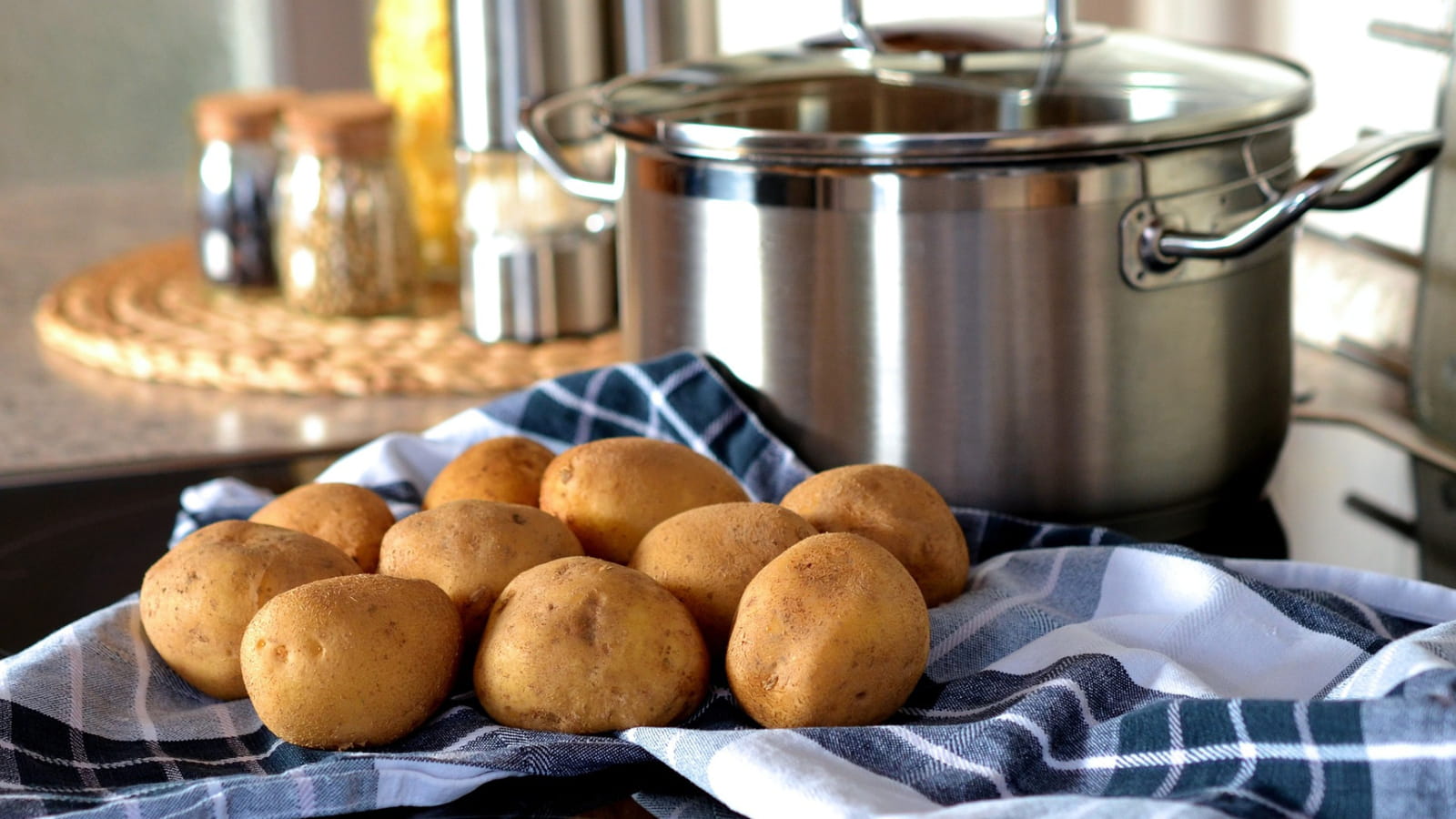 Cuire les pommes de terre dans un bouillon
