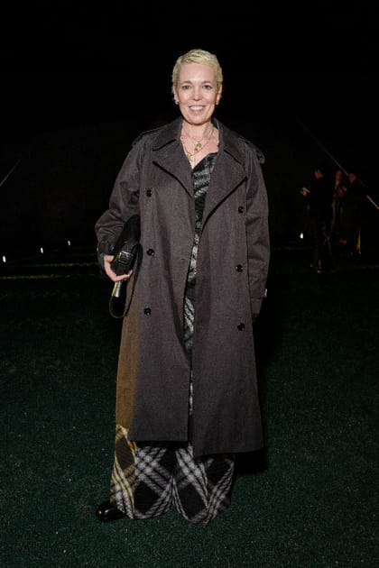 Olivia Colman en combinaison &agrave; carreaux noir et blanc et trench gris