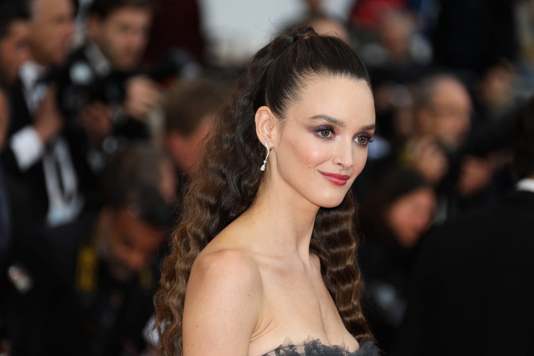 Le Mermaid hair sur demi queue-de-cheval de Charlotte Le Bon