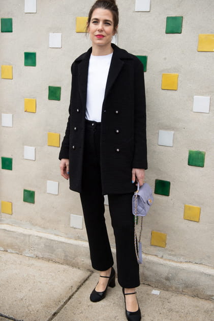 Charlotte Casiraghi en pantalon noir et top blanc