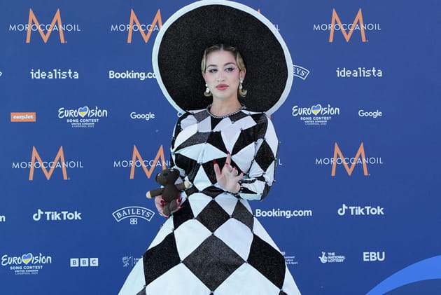 La Zarra en robe graphique à Liverpool