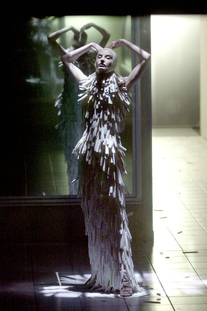 D&eacute;fil&eacute; Alexander McQueen "Voss" printemps-&eacute;t&eacute; 2001