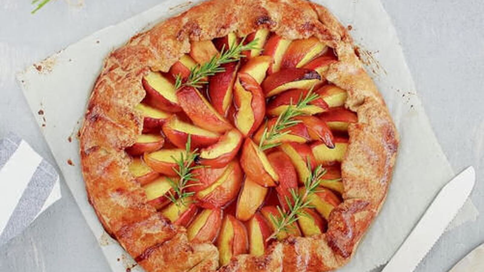 Tarte aux pêches, miel, citron et romarin