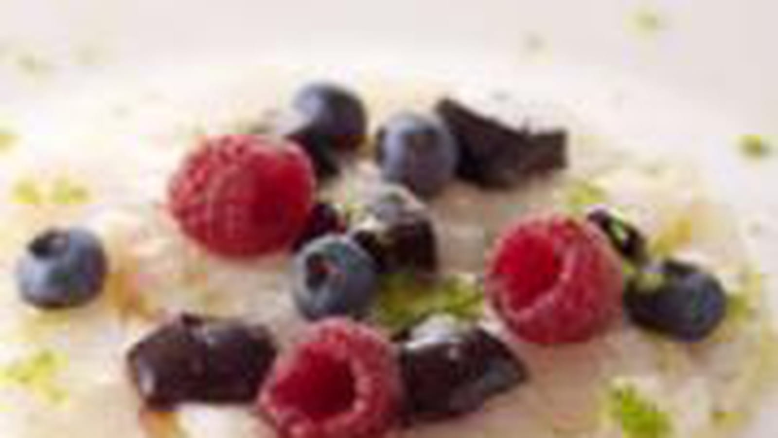 Carpaccio de Skrei aux fruits rouges