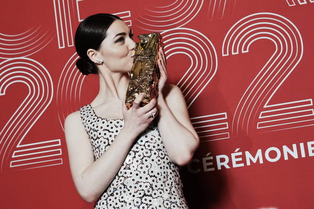 Anamaria Vartolomei embrasse sa statuette