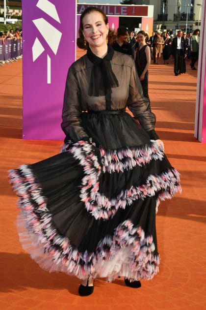 Carole Bouquet en robe à volants