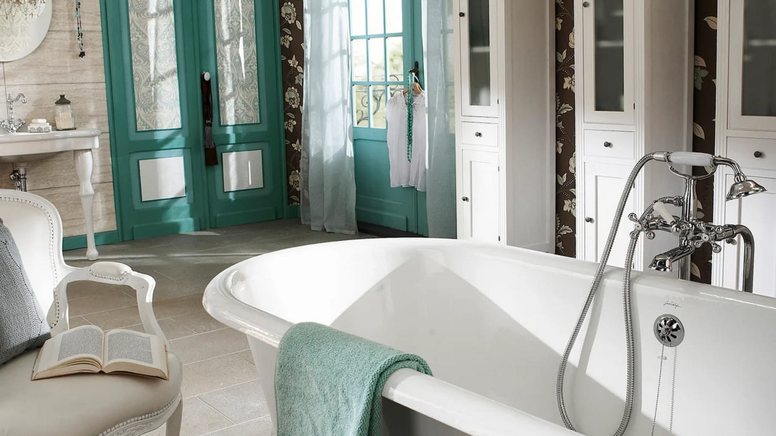 Une baignoire îlot baroque 