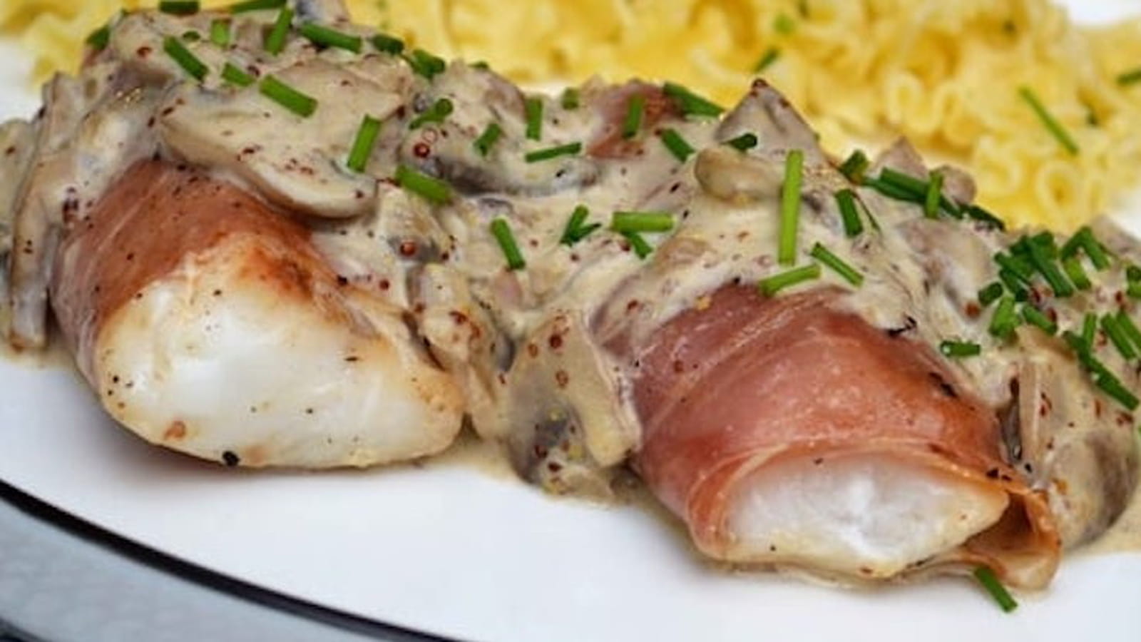 Dos d'églefin au jambon de Bayonne, sauce aux champignons de Paris et moutarde à l'ancienne