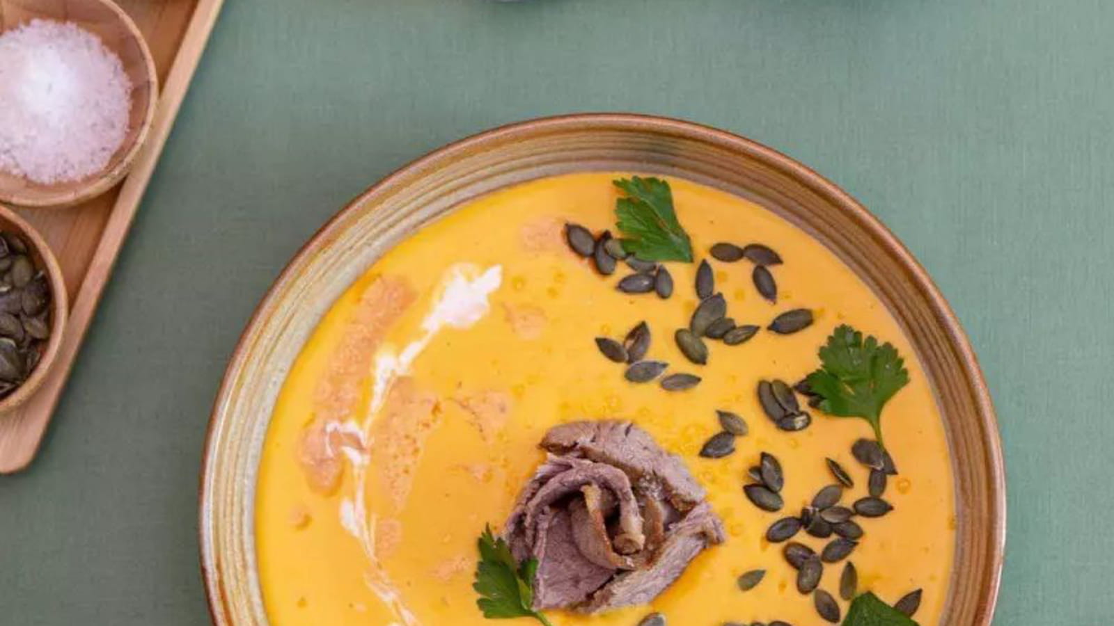 Crème de butternut et coco, gigot d'agneau bio confit et graines de courge