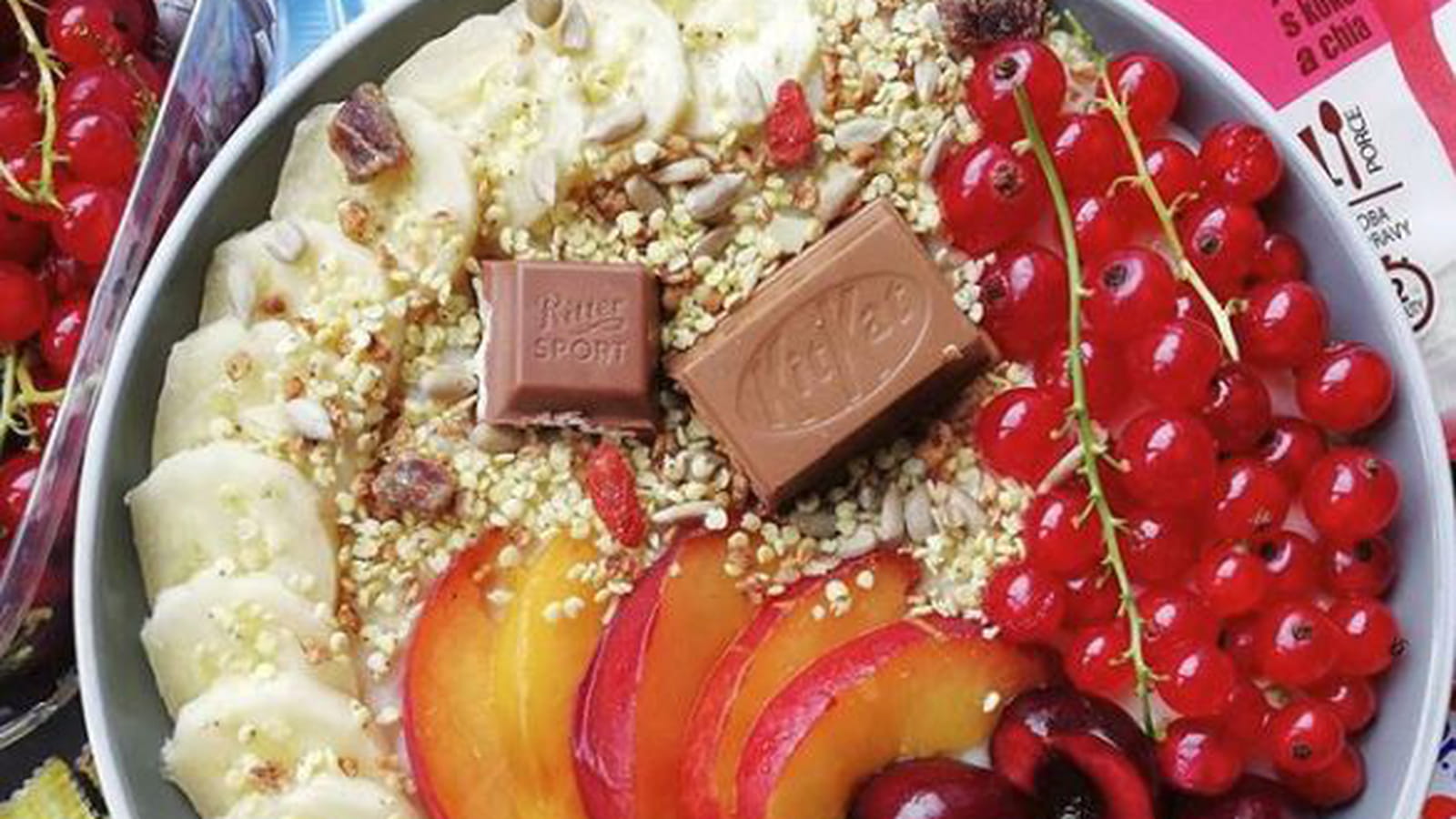 Granola et fruits frais