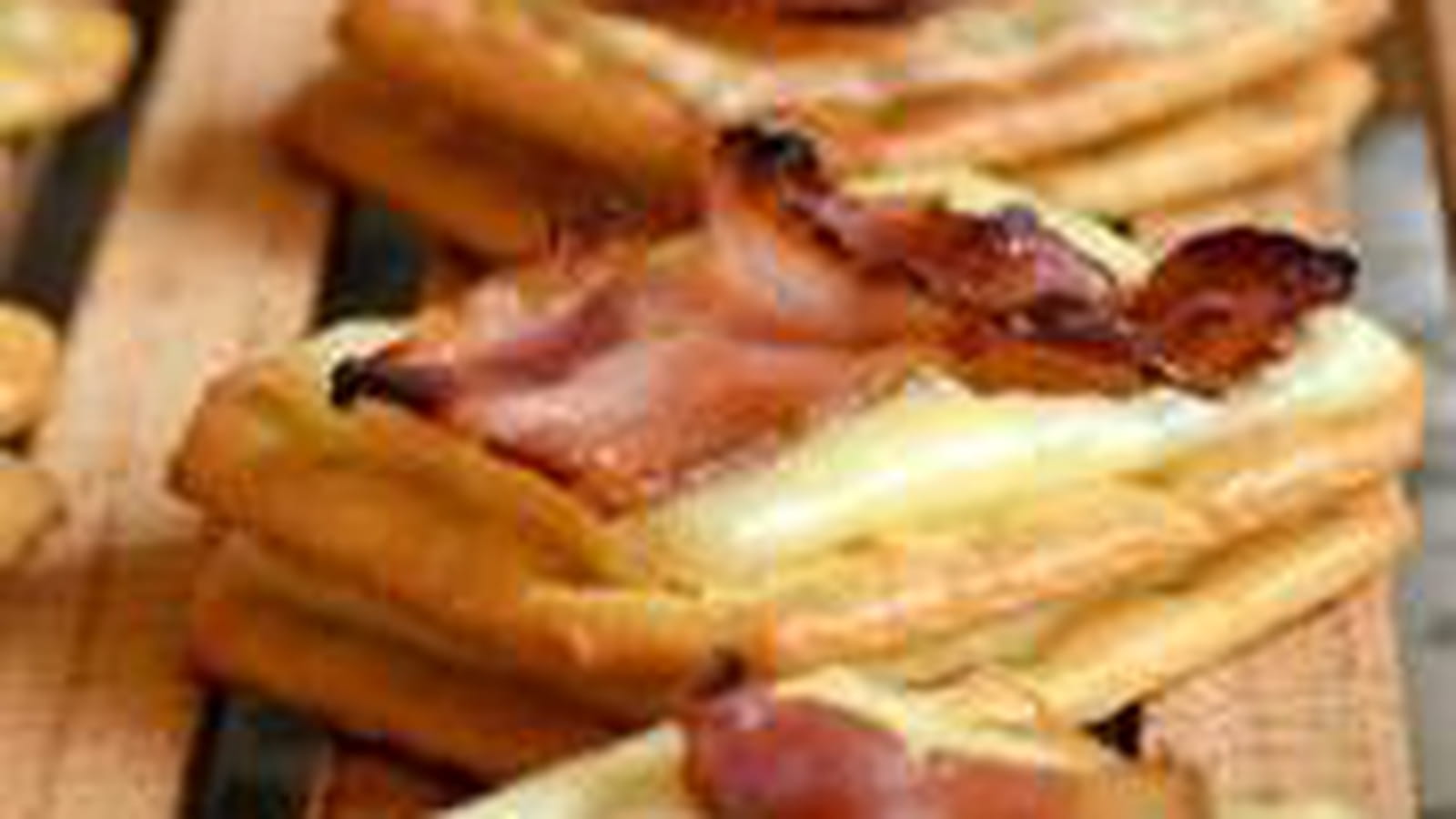 Tuc à l'Emmental et au lard fumé