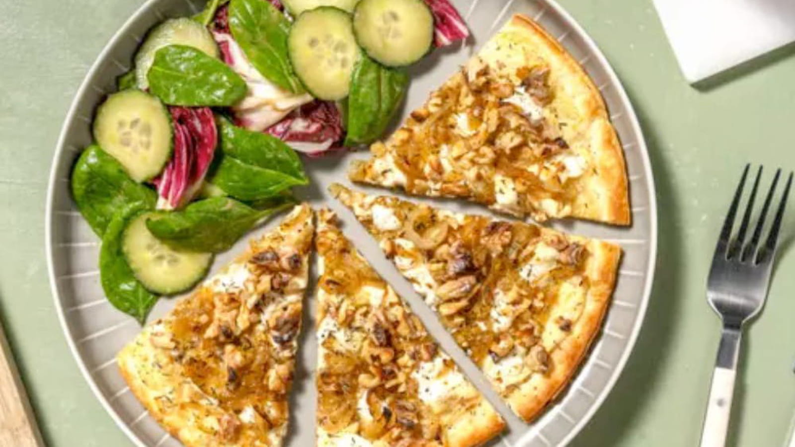 Tarte fine au chèvre et confit d’oignon avec une salade de concombre