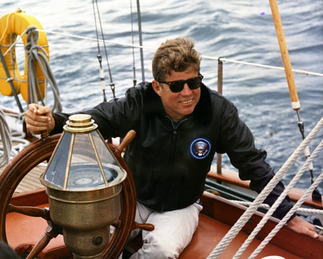 John F. Kennedy vogue à bord du bateau Manitou près des côtes du Maine
