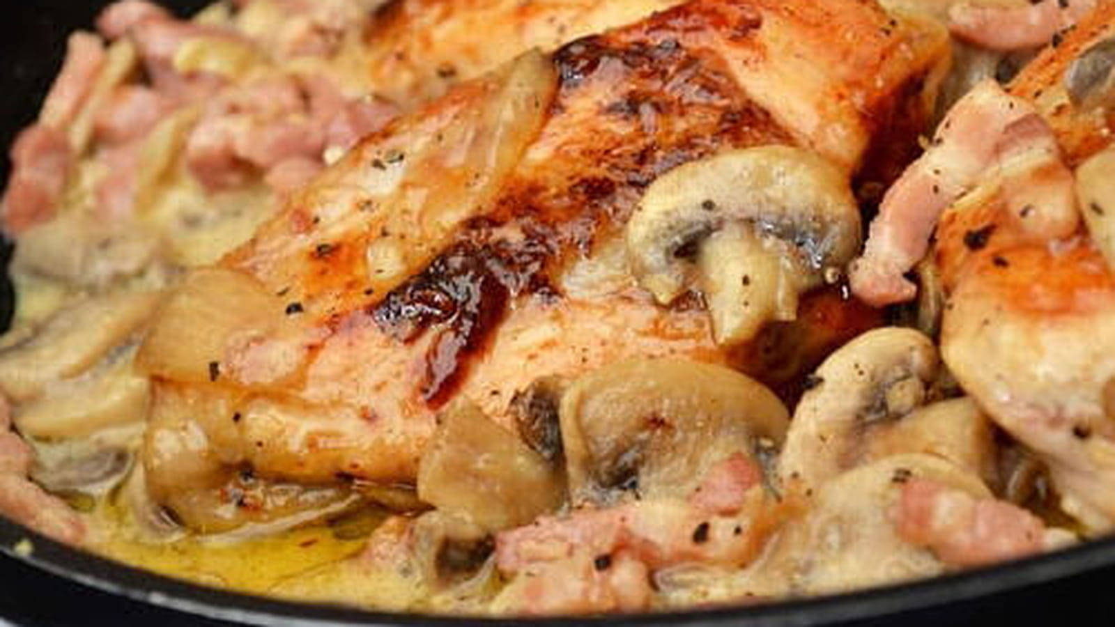Suprêmes de poulet aux champignons, lardons, échalotes et miel