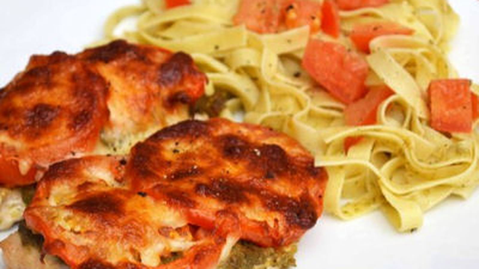 Escalopes de poulet gratinées au pesto, tomates et mozzarella