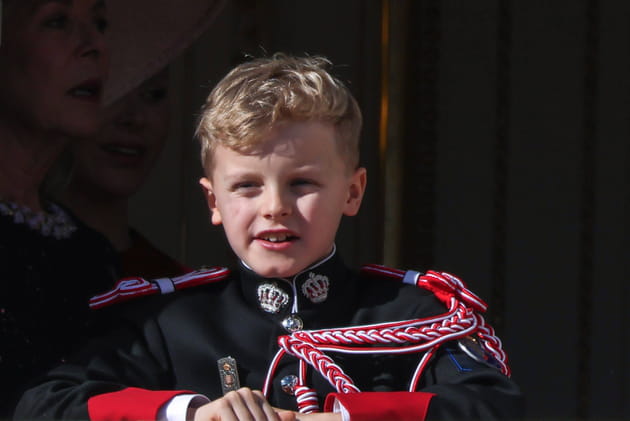 Jacques de Monaco, l'héritier du trône, fait un effort pendant la Fête nationale