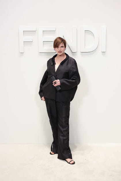 Linda Evangelista en ensemble pantalon et chemise noirs oversize au défilé Fendi printemps-été 2024