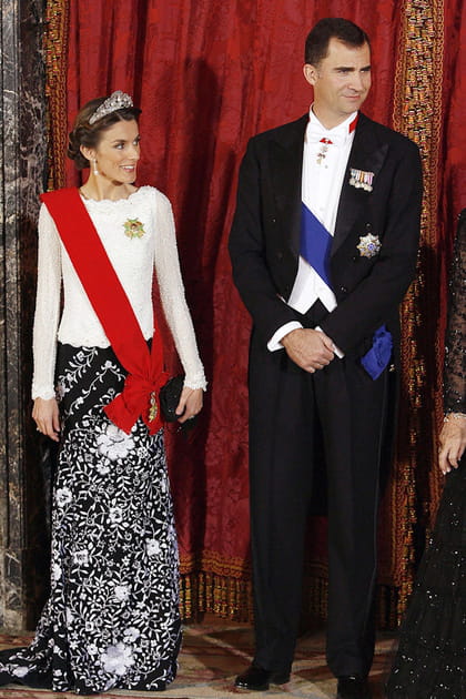 Letizia d'Espagne en top &agrave; col festonn&eacute; blanc et jupe longue &agrave; motifs fleurs