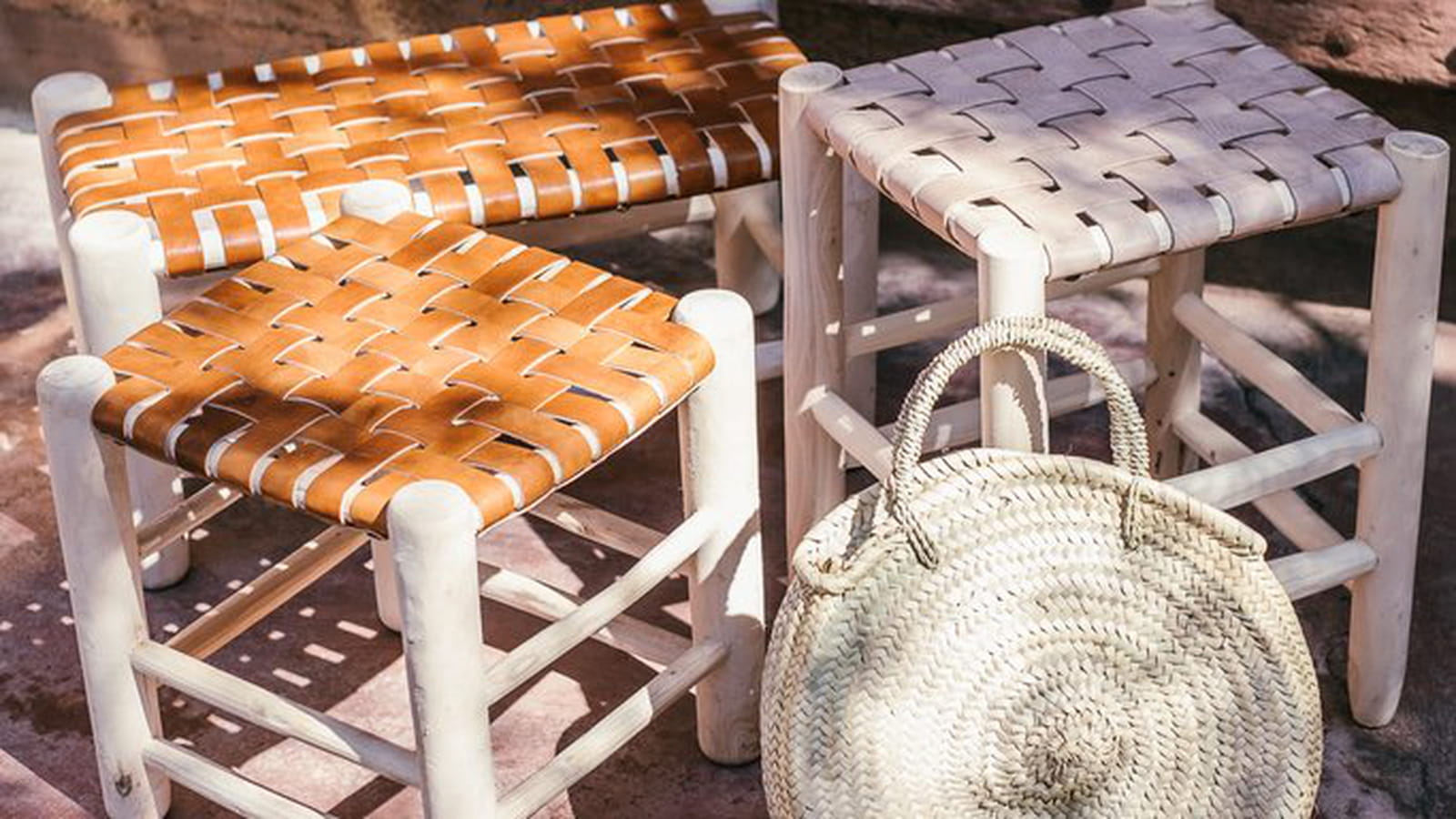 Tabourets en bois et cuir