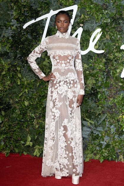 Leomie Anderson en robe blanche