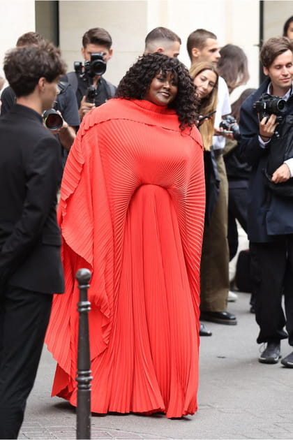 Yseult en robe plissée rouge au défilé Balenciaga haute couture automne-hiver 2023-2024