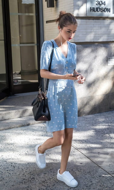 Selena Gomez en petite robe bleue &agrave; pois