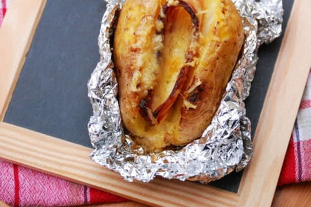 Pomme de terre au four en robe des champs, poitrine fumée et fromage