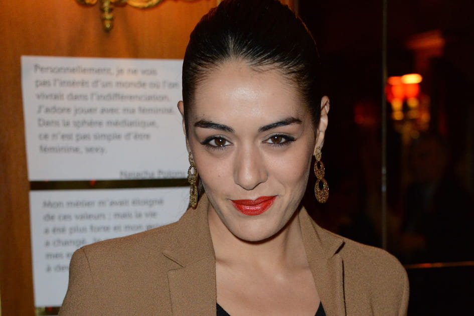 Les cheveux plaqu&eacute;s de Sofia Essa&iuml;di