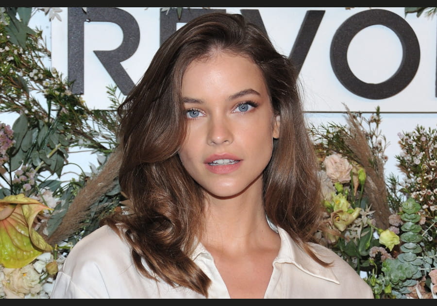 Le mi-long gloss&eacute; scintillant de Barbara Palvin