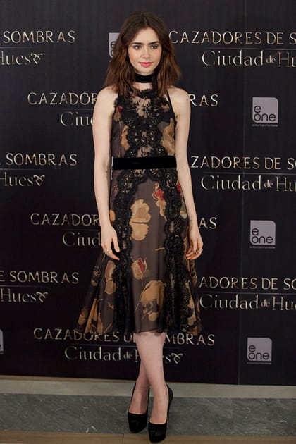 Lily Collins en robe fluide avec détails de dentelle