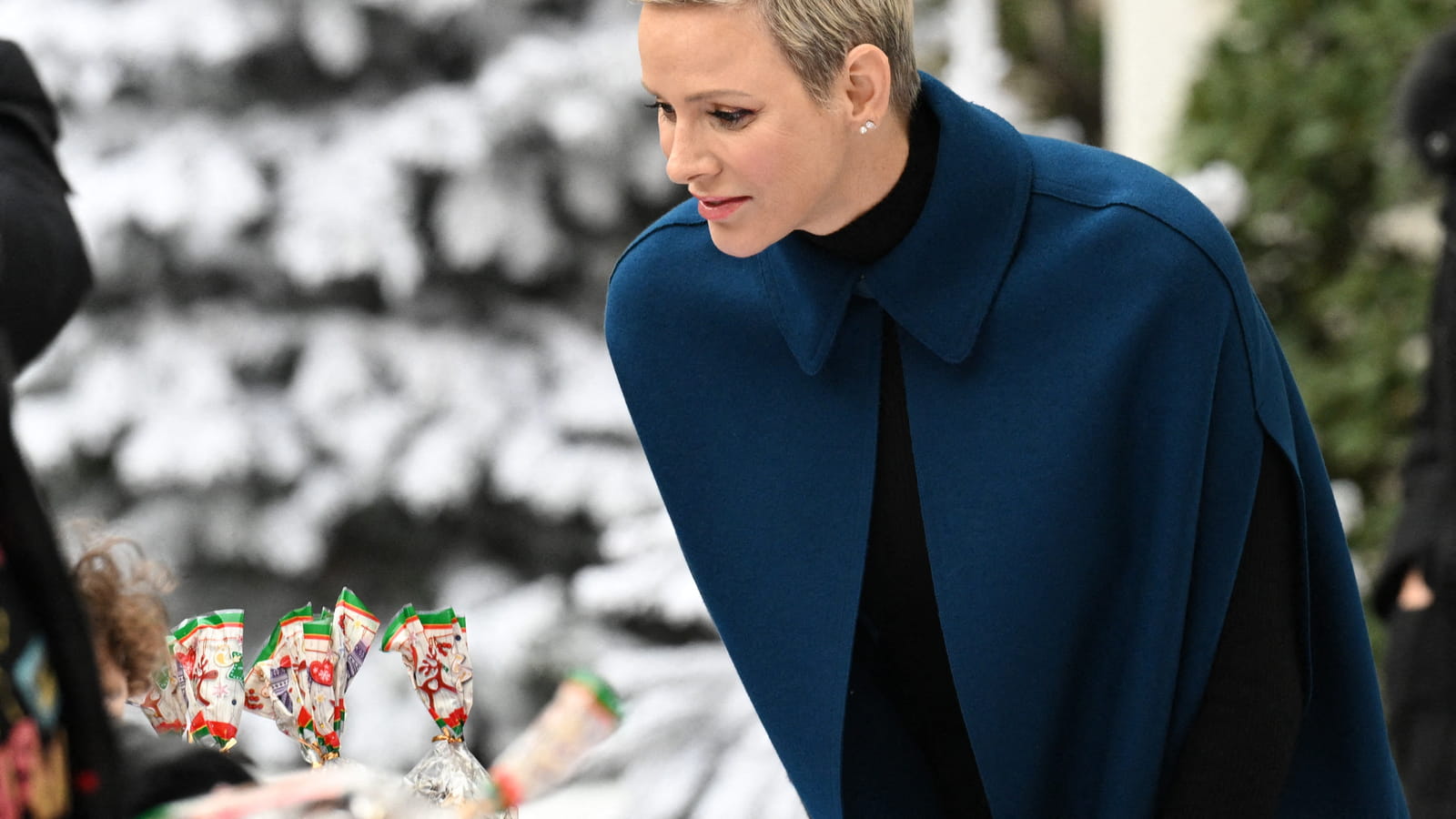 Charlene de Monaco distribue des cadeaux de Noël au palais