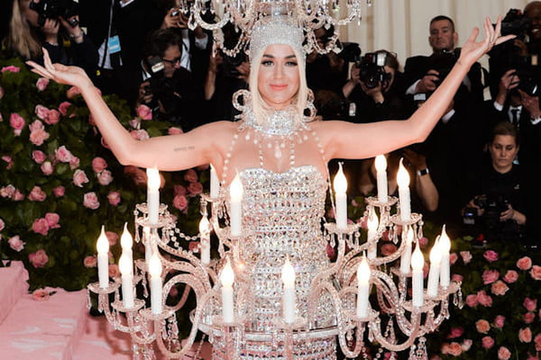 Katy Perry en robe chandelier Moschino