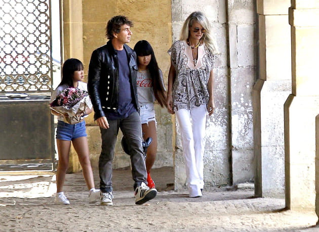 Laeticia Hallyday, Jade et Joy vont se recueillir sur la tombe de Charles Aznavour