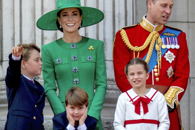 Maman regarde ! Le prince George excité au balcon de Buckingham